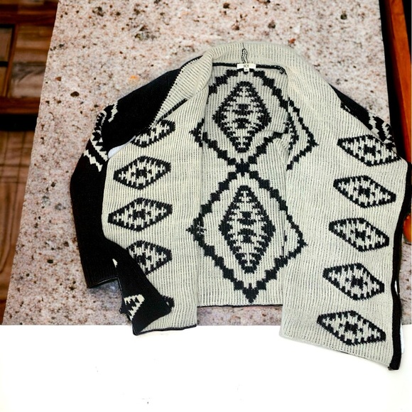 JACK by BB DAKOTA Women’s Black & White Aztec open shawl- Small - Picture 4 of 6